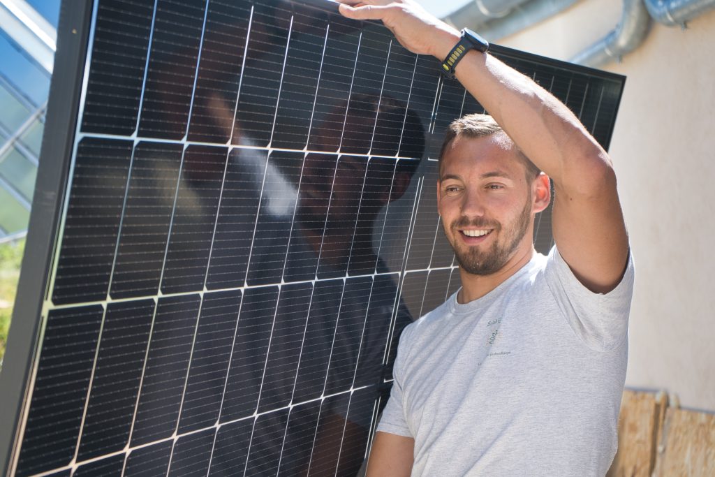 découvrez comment la transition énergétique s'illustre à travers l'installation de panneaux solaires de 3 kwc, une solution efficace et durable pour réduire votre empreinte carbone et bénéficier d'énergies renouvelables chez vous.