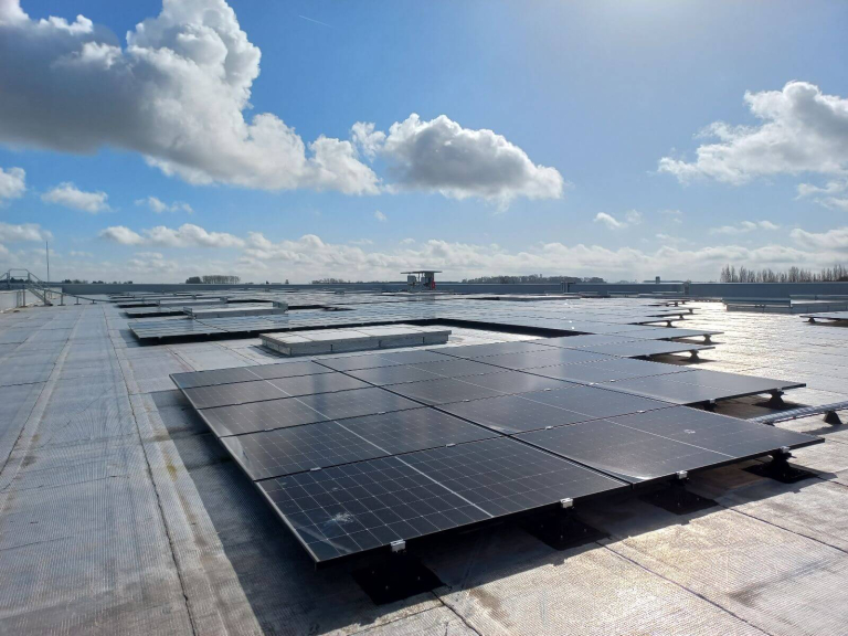 découvrez tout ce qu'il faut savoir sur la tva photovoltaïque en 2025 : taux, avantages fiscaux et réglementations pour optimiser votre investissement dans les panneaux solaires.