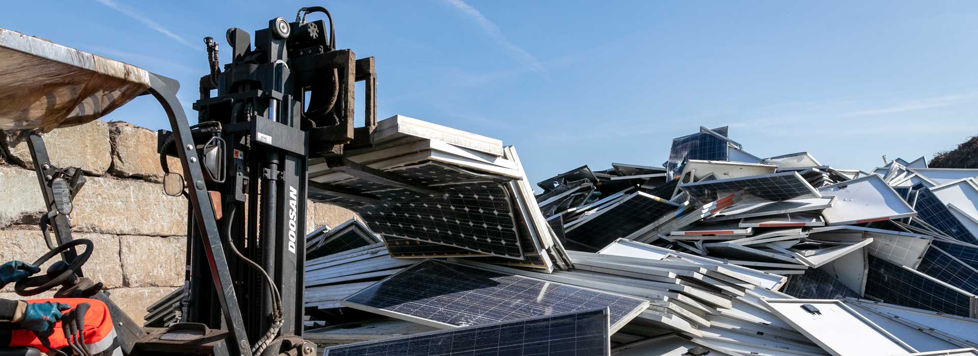 découvrez comment recycler efficacement les panneaux solaires usagés, les étapes du processus de recyclage, et les avantages écologiques de cette démarche durable.