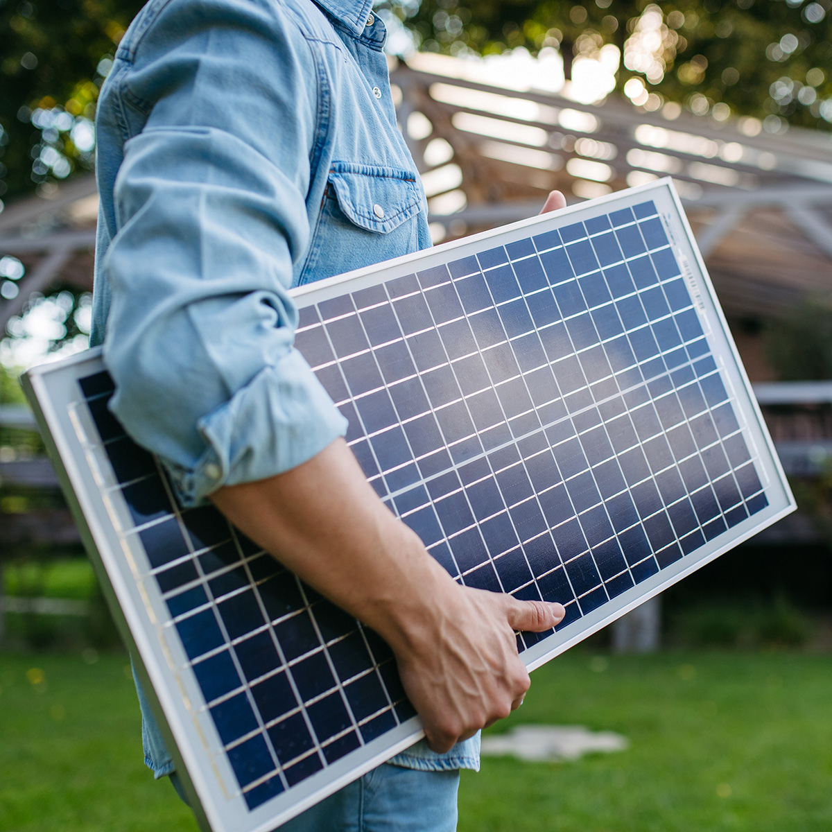 découvrez pourquoi les ventes de panneaux solaires baissent tandis que la demande pour les batteries domestiques est en forte hausse, et ce que cela signifie pour l'avenir de l'énergie renouvelable.