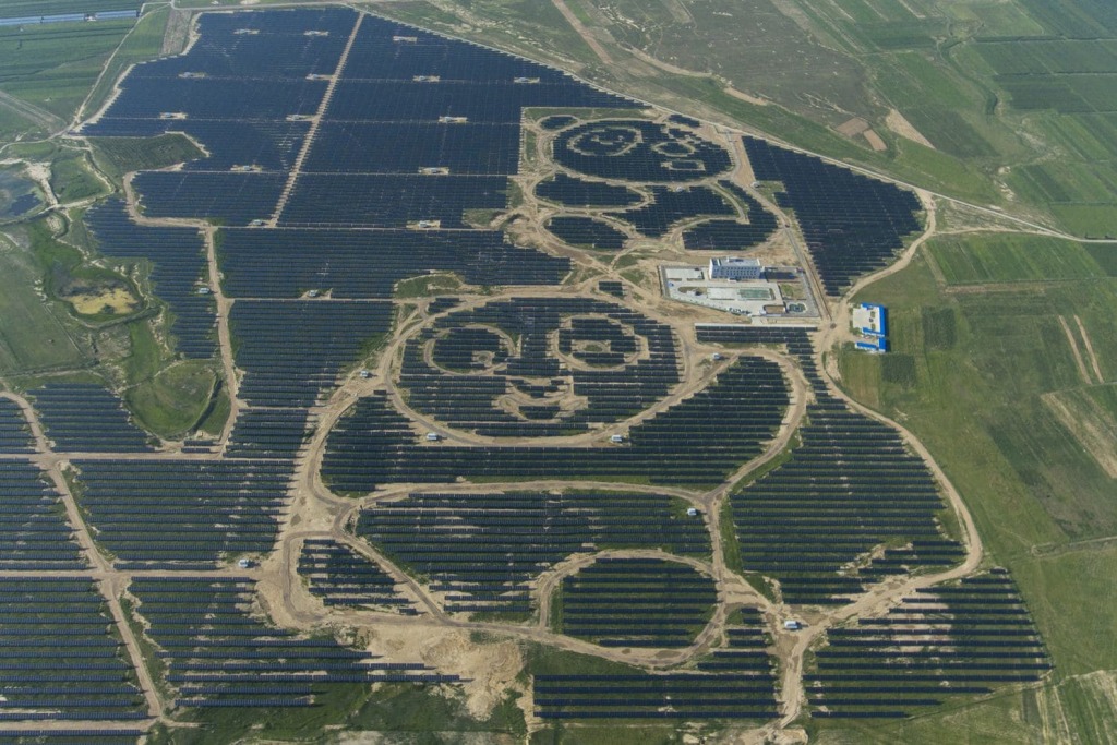 découvrez la centrale solaire géante en chine, une prouesse technologique qui contribue à la transition énergétique et au développement durable grâce à une production massive d'énergie renouvelable.