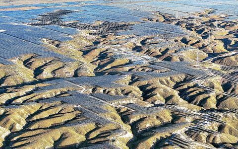 la chine déploie un immense parc solaire, renforçant son engagement en faveur des énergies renouvelables et de la lutte contre le changement climatique.