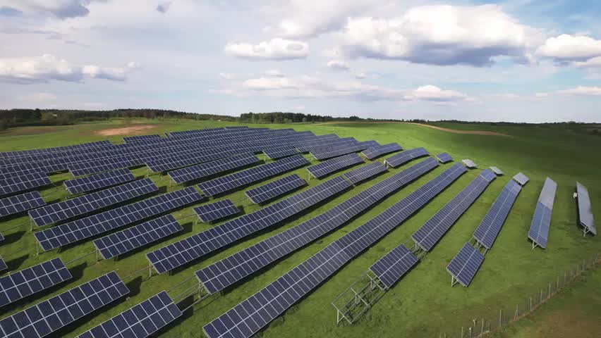 découvrez comment les panneaux solaires sur terres agricoles révolutionnent la production d'énergie durable tout en préservant l'agriculture.