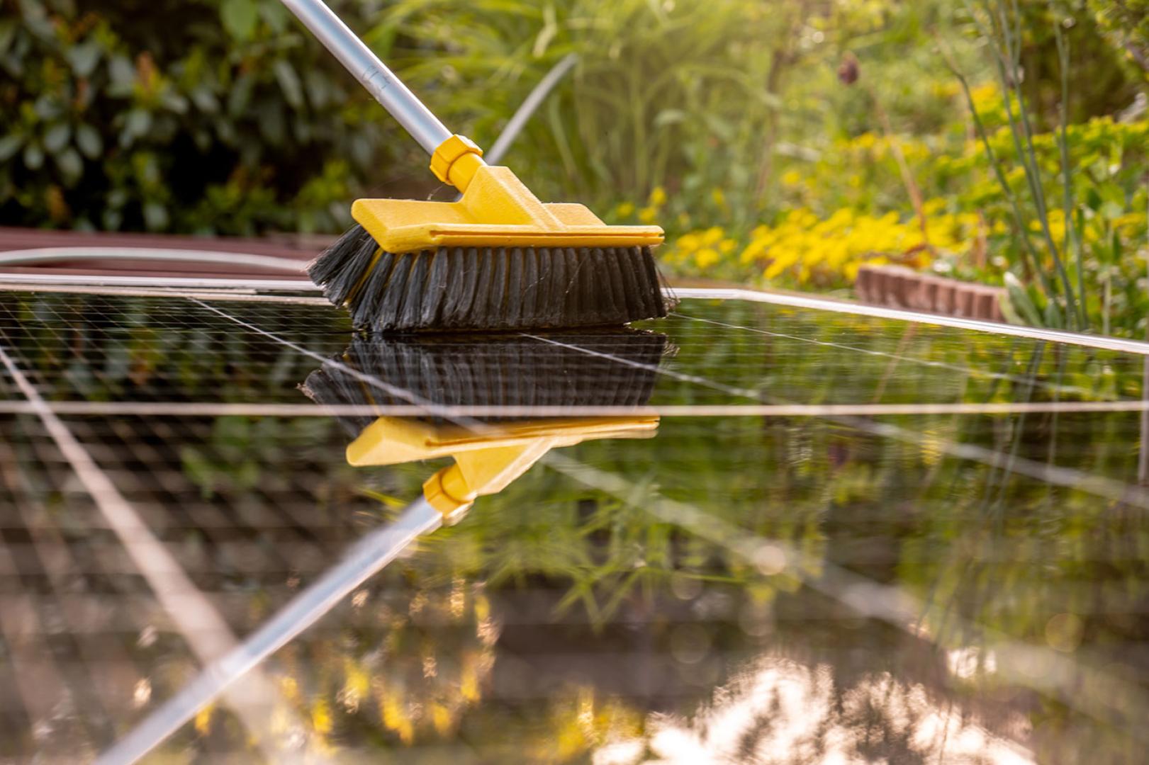 découvrez nos conseils pratiques pour l'entretien des panneaux solaires et optimisez leur performance toute l'année.