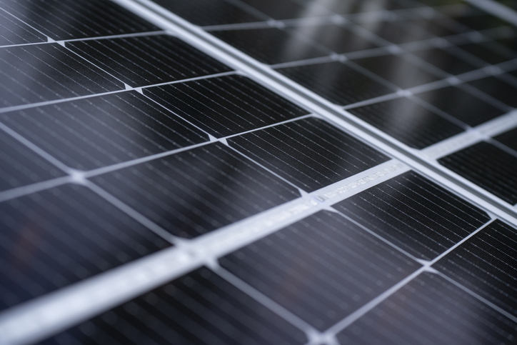 holosolis collecte 220 millions d'euros pour construire la plus grande usine solaire d'europe, renforçant ainsi la production d'énergie renouvelable et l'innovation écologique.