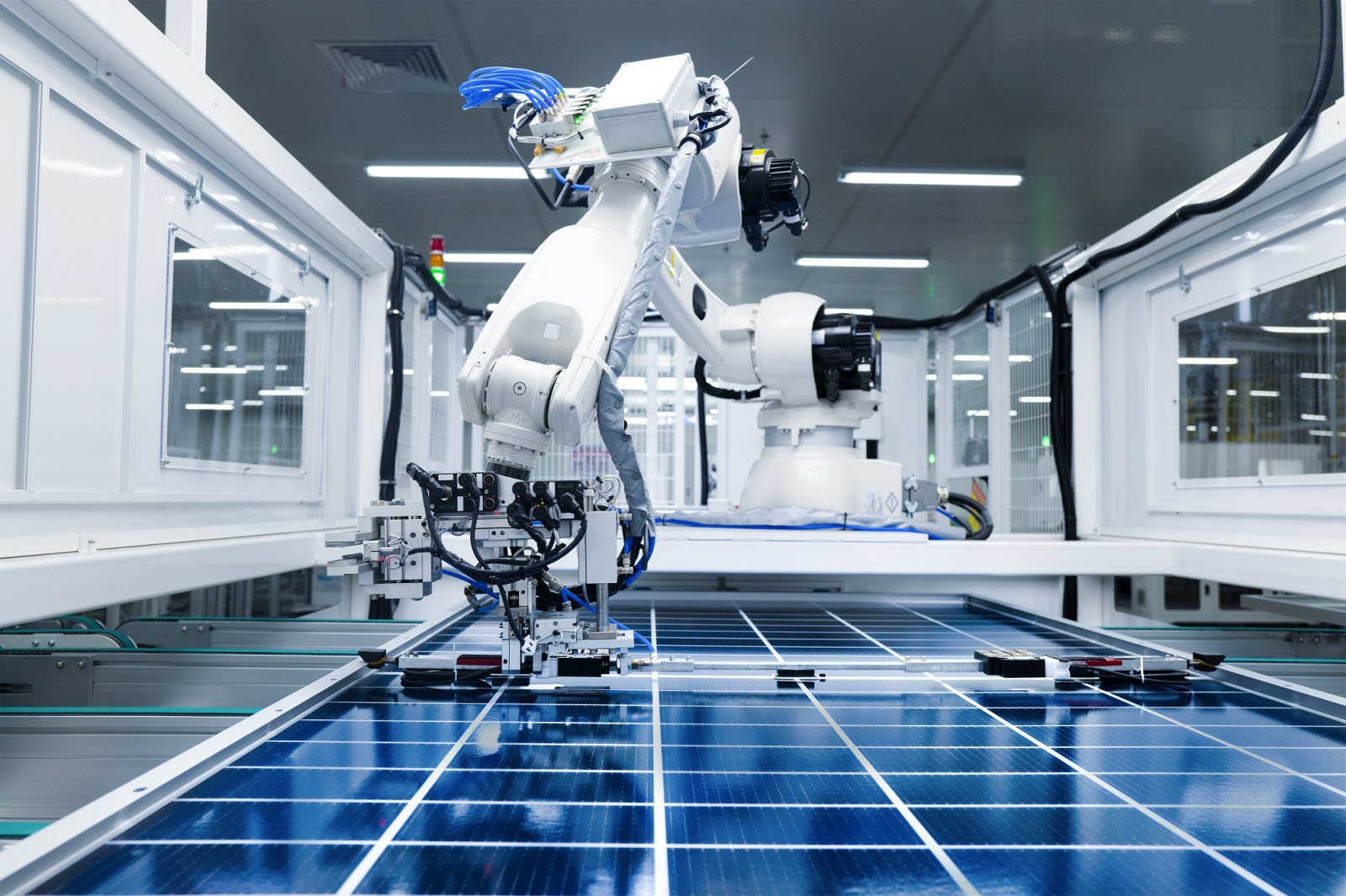 holosolis lève 220 millions d'euros pour construire la plus grande usine solaire d'europe, renforçant ainsi la production d'énergie propre et durable.