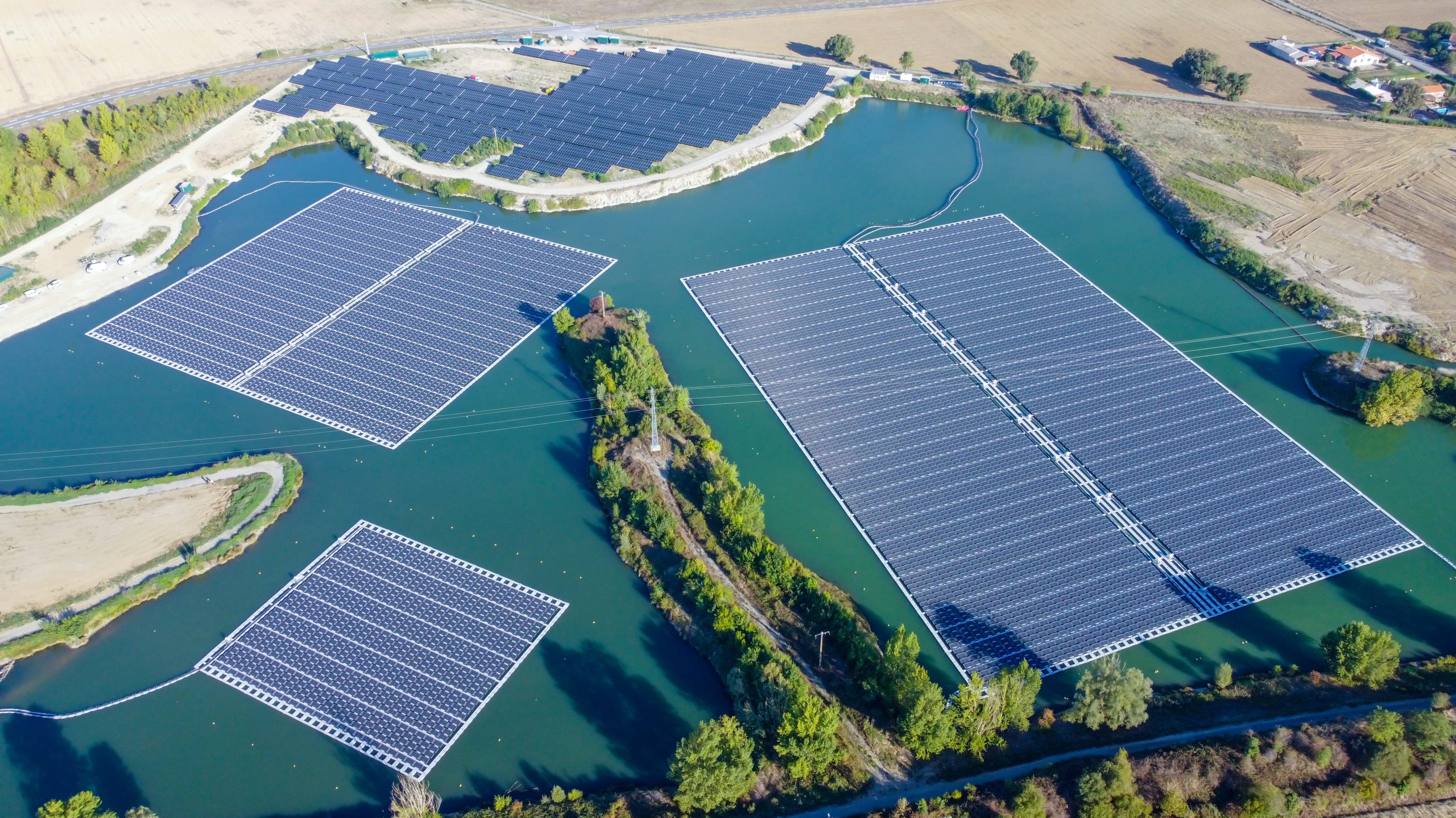 découvrez l'impact environnemental des panneaux solaires flottants selon les analyses et données du site spécialisé, et comment cette technologie innovante contribue à un avenir plus durable.