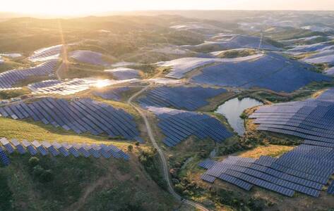 découvrez l'initiative verte visant à installer des panneaux solaires, soutenue par plus de 100 000 signatures pour un avenir énergétique durable.