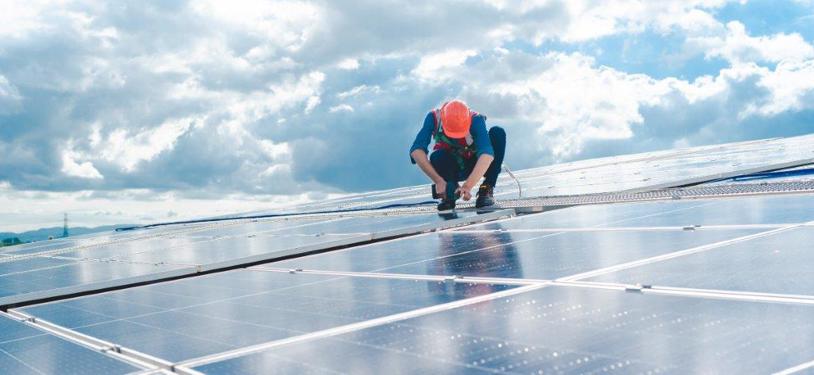 découvrez le marché des panneaux solaires flottants, estimé à 84,9 milliards usd, une technologie innovante révolutionnant la production d'énergie renouvelable et durable.