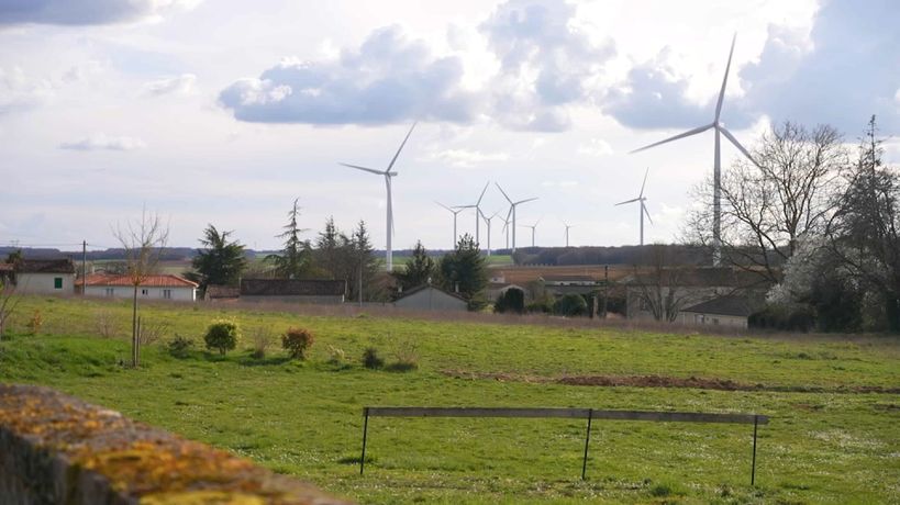 découvrez les implications du moratoire adopté sur les projets éoliens et solaires, et son impact sur le développement des énergies renouvelables en france.