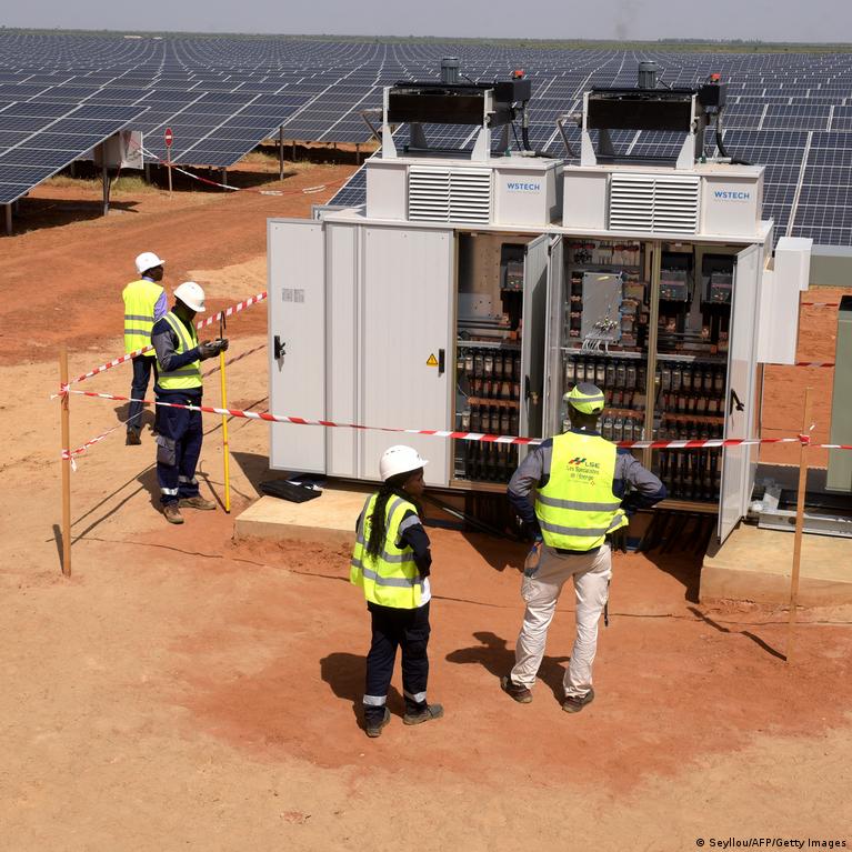 découvrez comment les nations africaines encouragent et soutiennent la production solaire locale pour un avenir énergétique durable et indépendant.