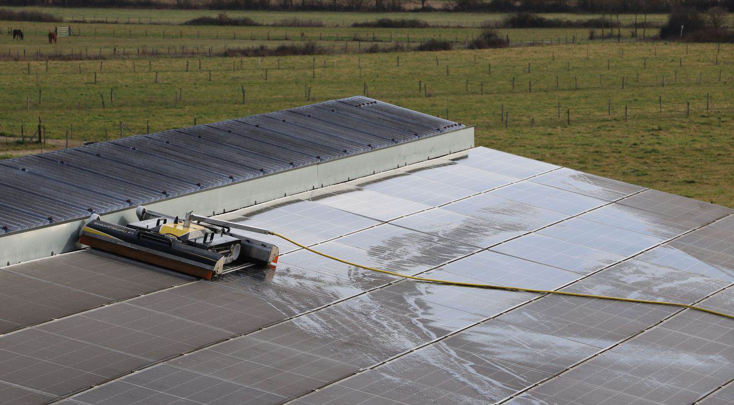 service professionnel de nettoyage sec des panneaux solaires spécialement conçu pour les régions arides, garantissant une efficacité optimale et une longue durée de vie des installations.