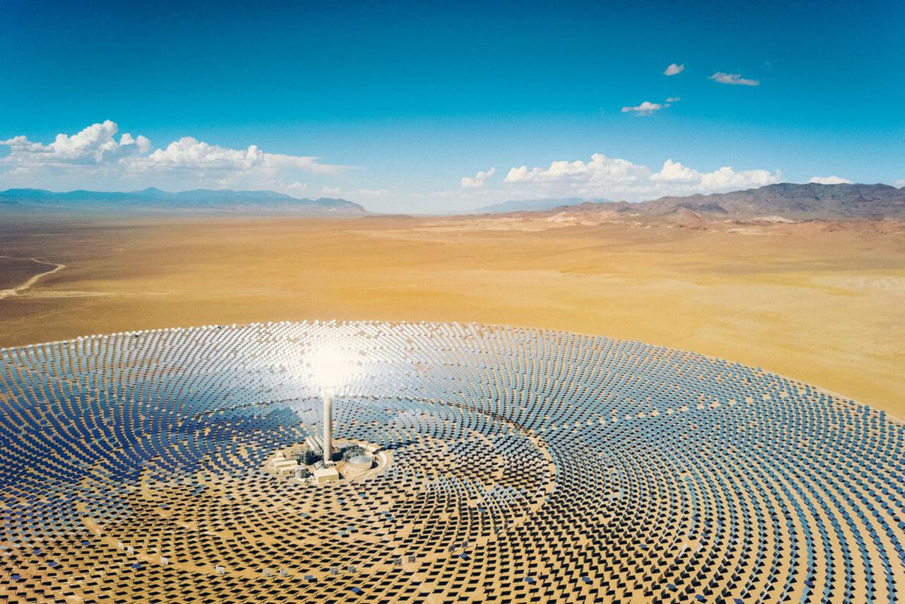découvrez comment les panneaux solaires transforment les déserts en sources d'énergie propre et durable, favorisant un avenir écologique et innovant.