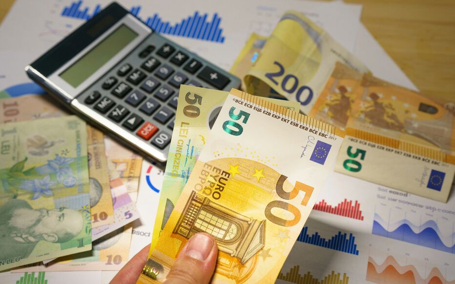 découvrez comment réduire les factures scolaires britanniques grâce à l'installation de panneaux solaires, une solution économique et écologique pour les établissements.