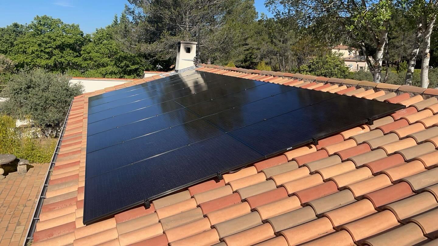 une startup locale révolutionne le solaire en développant des panneaux solaires autonettoyants, alliant innovation et durabilité pour une énergie plus efficace.