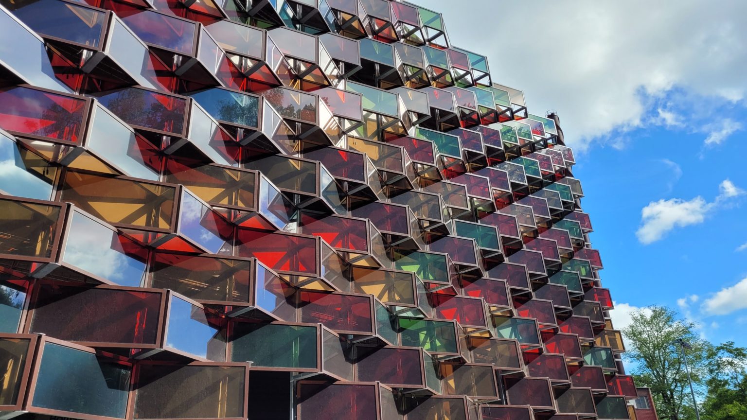 découvrez comment des experts conçoivent des formes géométriques étonnantes en utilisant des panneaux solaires, alliant innovation et design durable pour un avenir énergétique révolutionnaire.