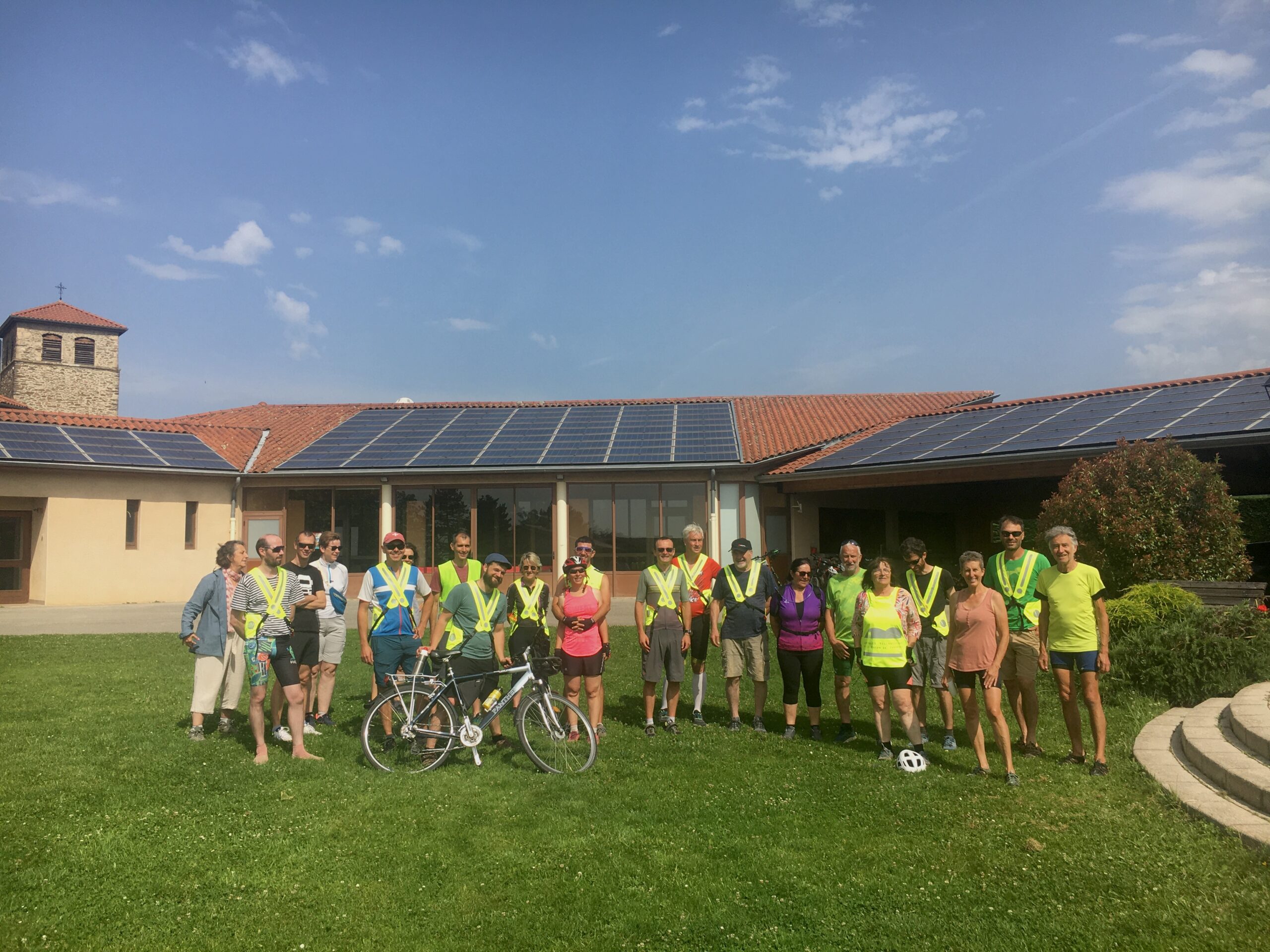 découvrez comment le conseil municipal lutte contre le changement climatique en installant des panneaux solaires pour promouvoir une énergie propre et durable.