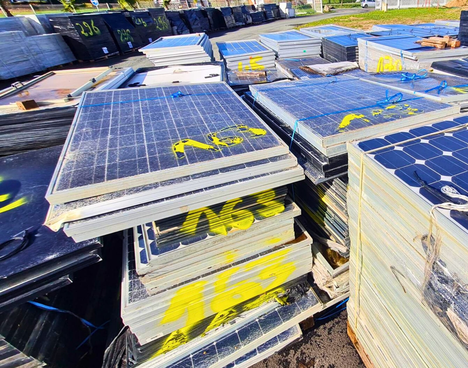 découvrez les méthodes de recyclage des panneaux solaires en france et l'importance des matériaux clés pour un avenir durable.