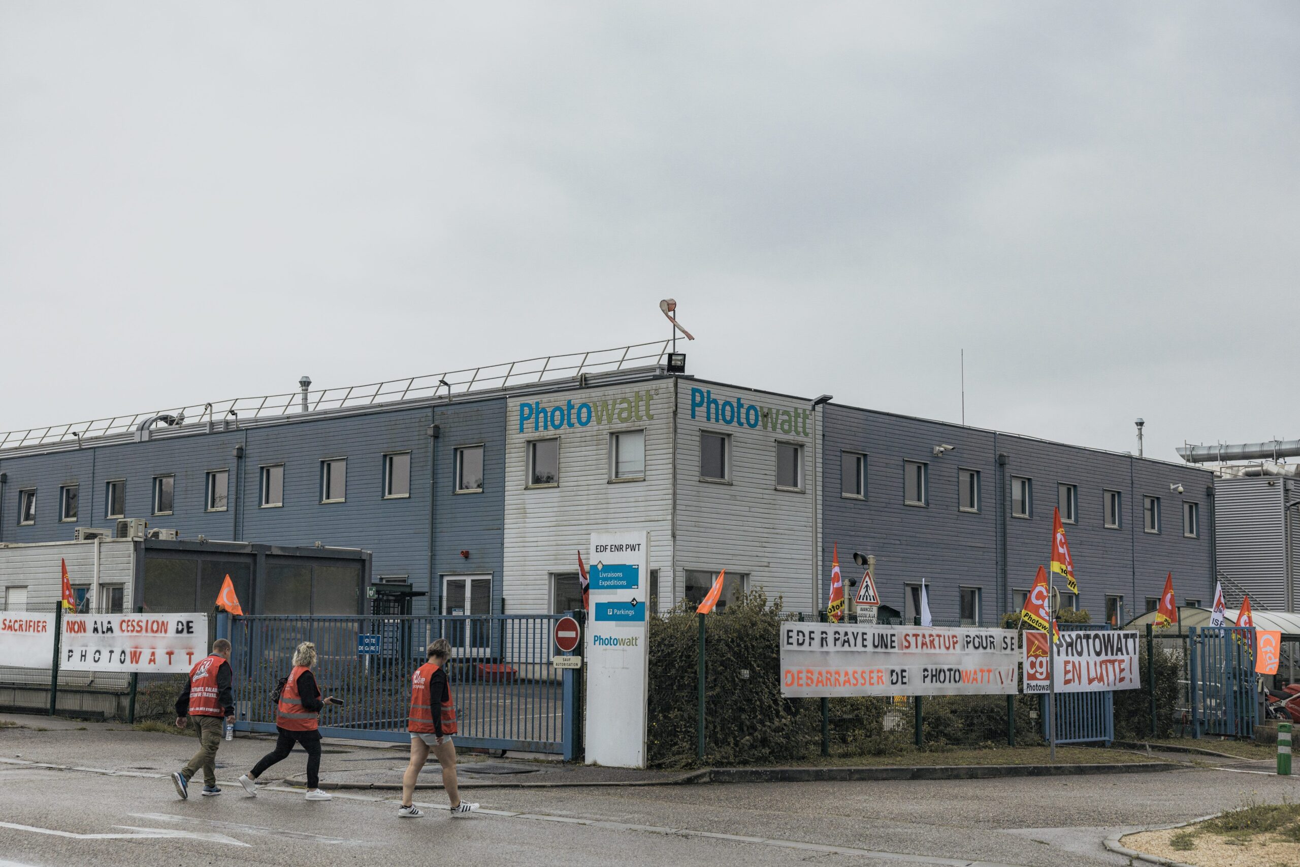 découvrez l'histoire de l'usine bretonne de panneaux solaires, un projet inachevé qui a conduit à sa fermeture, et ses impacts sur la région.