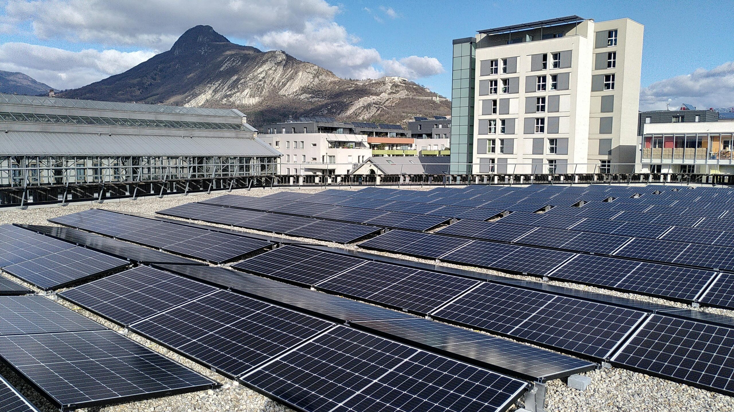 participez à l'appel à projets recyclage des panneaux solaires en auvergne-rhône-alpes et contribuez à une gestion durable des déchets photovoltaïques dans la région.
