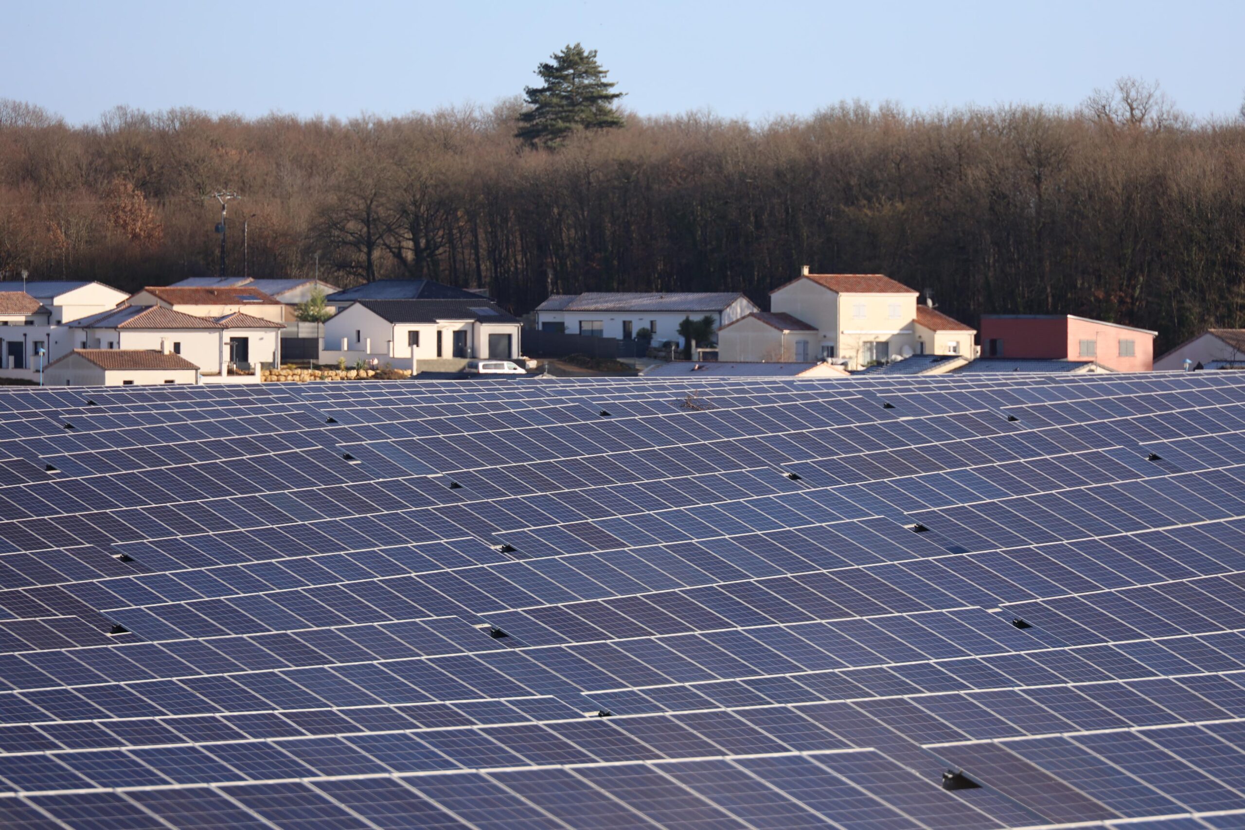 découvrez comment l'inde accélère la production locale de panneaux solaires pour booster son énergie renouvelable et réduire sa dépendance aux importations.