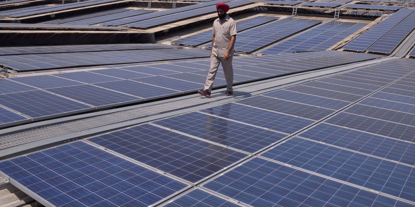 découvrez comment l'inde accélère la production locale de panneaux solaires pour renforcer son indépendance énergétique et promouvoir les énergies renouvelables.