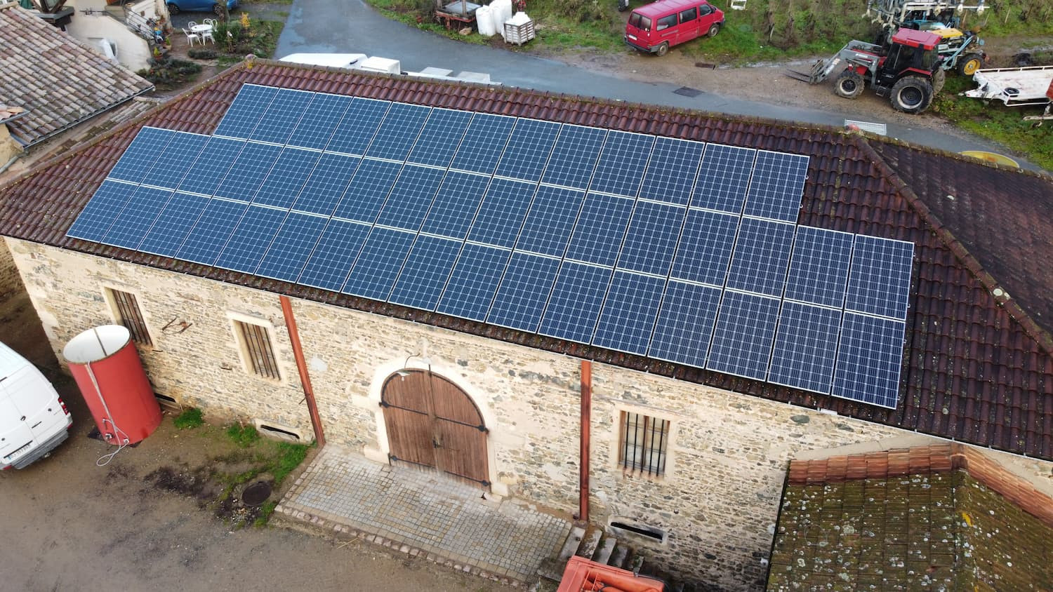 lambesc : polémique autour de l'installation de 20 000 panneaux photovoltaïques, enjeux environnementaux et réactions locales.