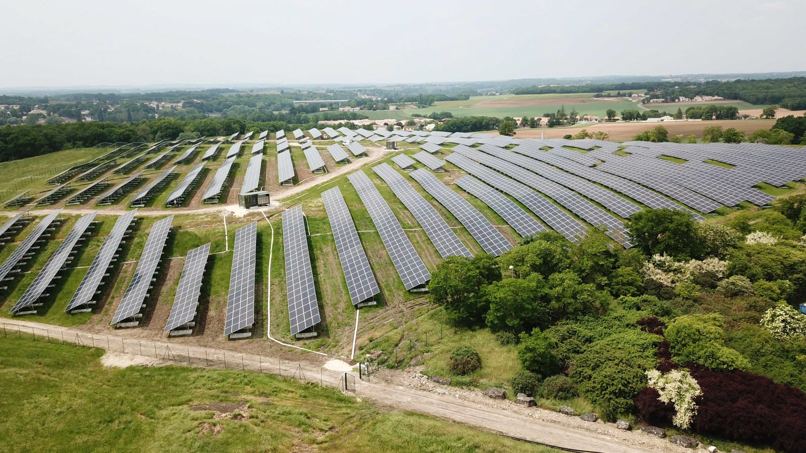 un locataire du loiret s'inquiète de l'installation de 53 894 panneaux solaires près de son domicile, soulevant des questions sur l'impact environnemental et le paysage local.
