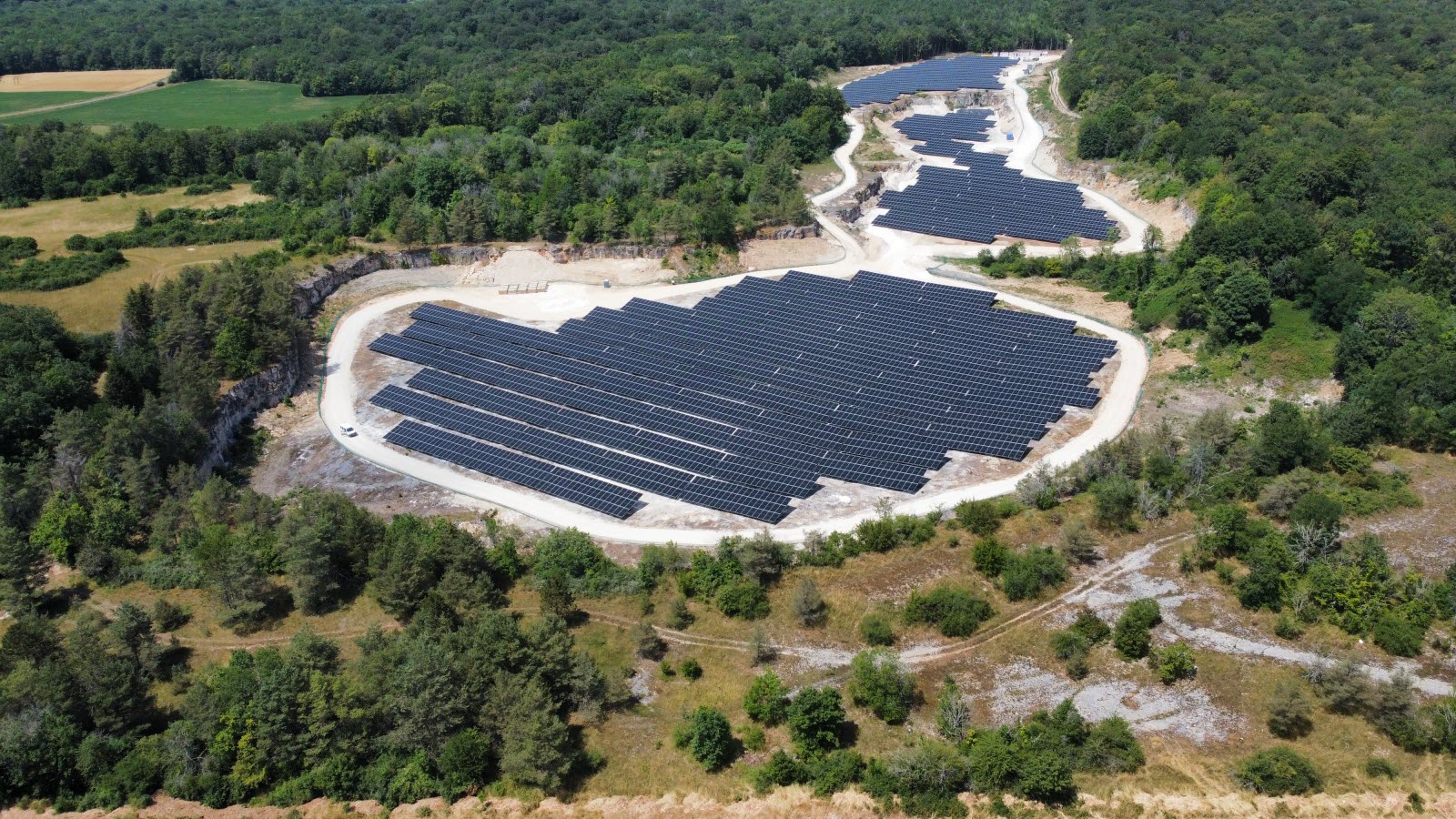 lyon inaugure un parc solaire innovant sur l’île de la chèvre, alliant technologies vertes et développement durable pour une énergie propre et locale.