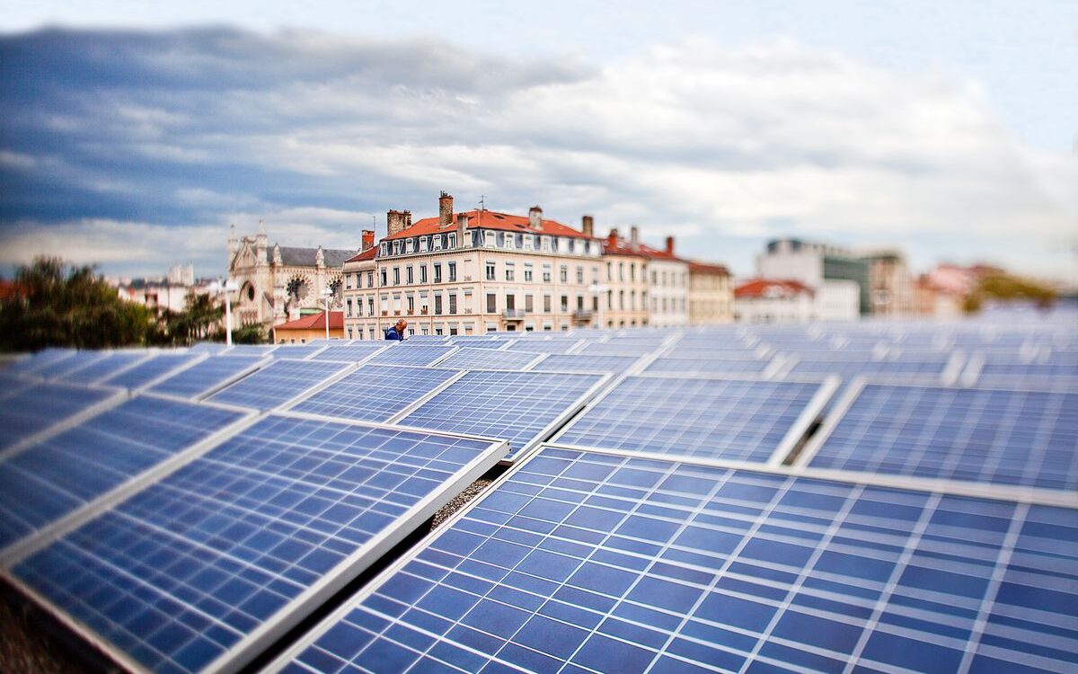 lyon inaugure un parc solaire innovant sur l’île de la chèvre, visant à promouvoir les énergies renouvelables et soutenir la transition écologique locale.