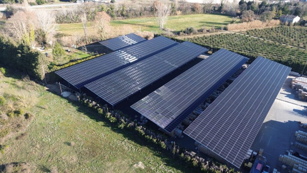 découvrez le méga aéroport polonais innovant intégrant un vaste projet solaire et un système de stockage d'énergie pour un avenir durable.
