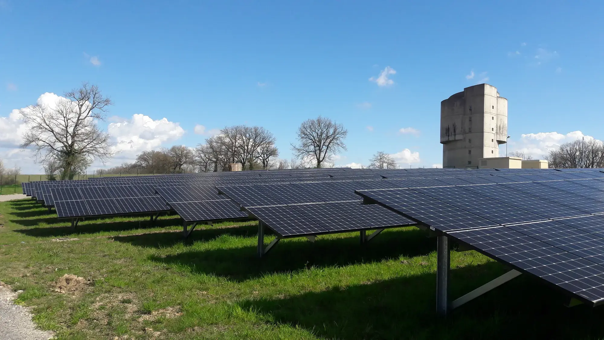 découvrez la nouvelle centrale photovoltaïque en dordogne, une installation moderne dédiée à l'énergie renouvelable pour un avenir plus écologique et durable.