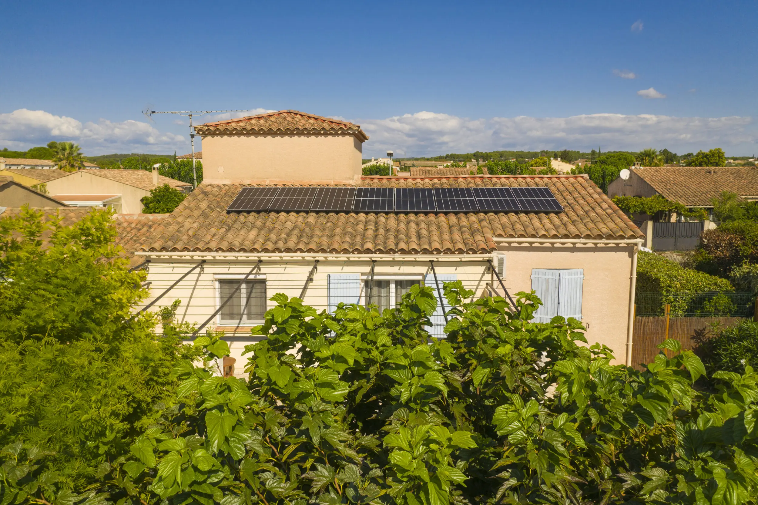 découvrez les risques d'incendie liés aux panneaux solaires et apprenez comment les prévenir pour assurer la sécurité de votre installation photovoltaïque.