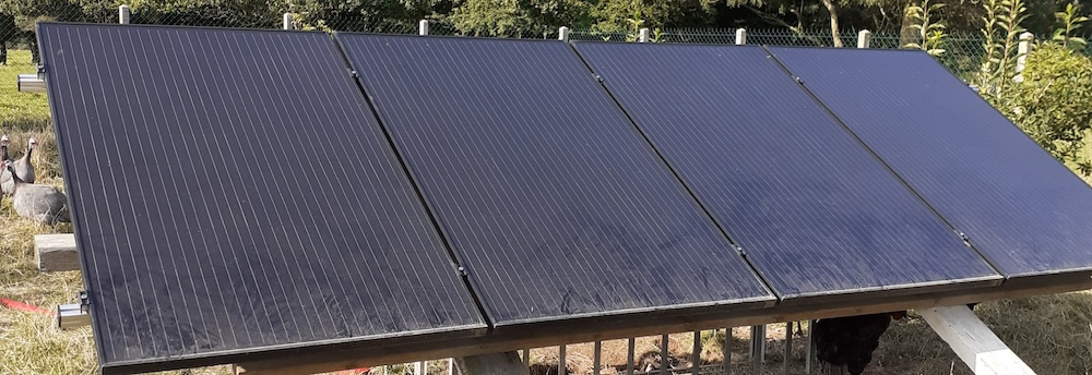 installation d'un toit solaire de 400 m² pour vestiaires sportifs en loire-atlantique, alliant énergie renouvelable et confort optimal.