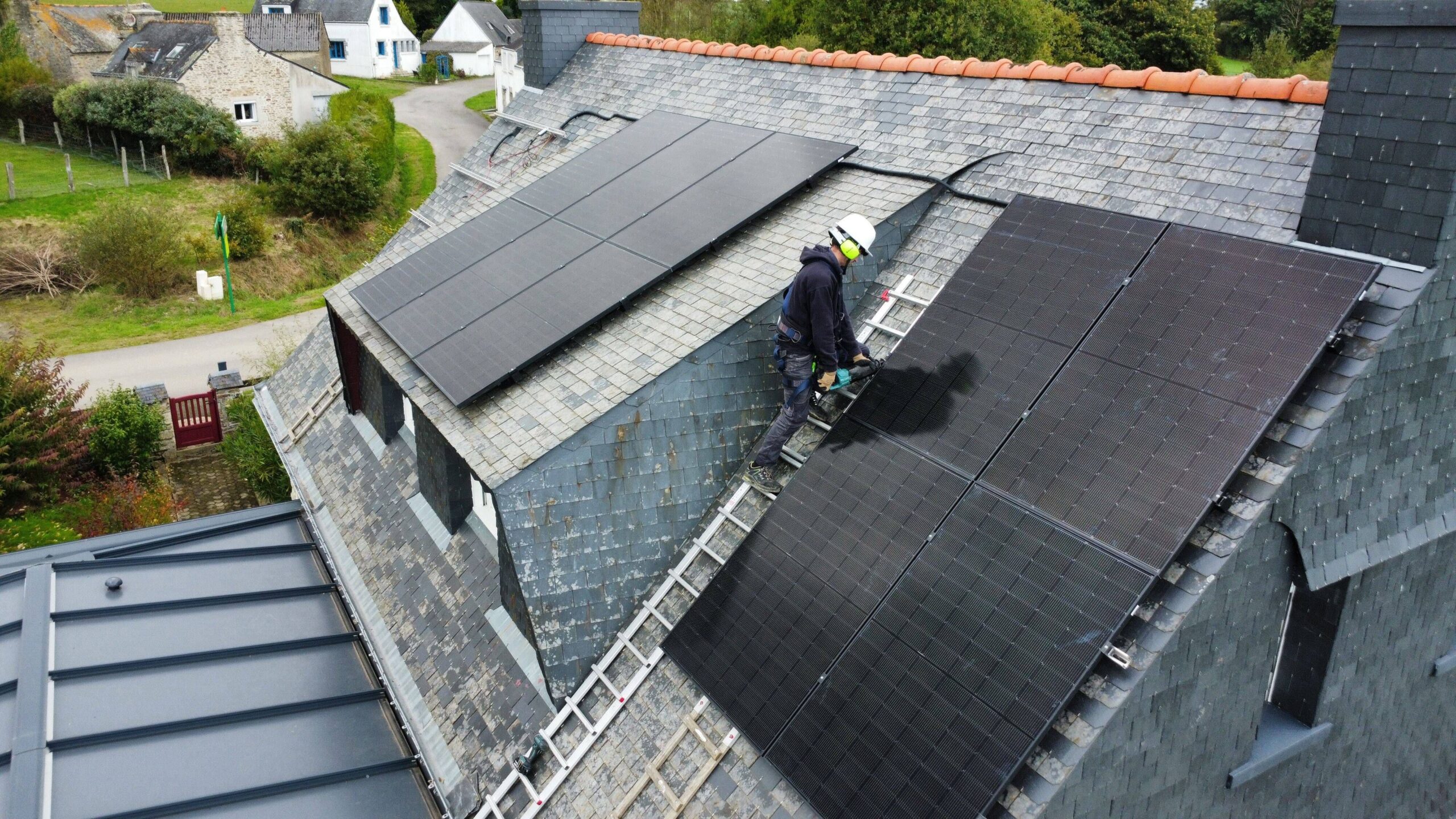 découvrez comment un village breton a installé 2 500 panneaux solaires pour atteindre l'autonomie électrique et promouvoir l'énergie durable.