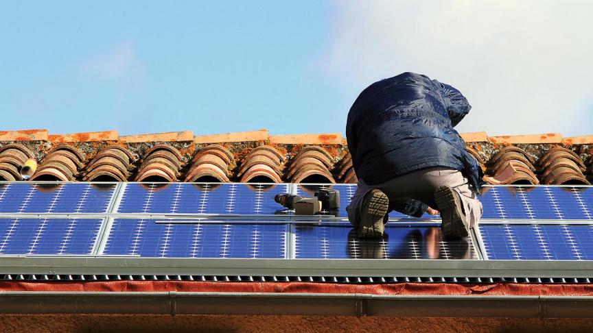 découvrez pourquoi les emplois diminuent chez les petits installateurs photovoltaïques et quelles sont les conséquences pour le secteur de l'énergie solaire.