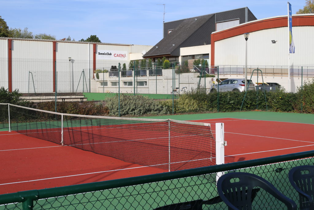 découvrez la nouvelle halle de tennis solaire près de caen, un espace sportif innovant alliant performance et énergie renouvelable pour un avenir plus durable.